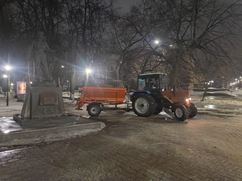 В Ульяновске очищают от наледи парки, скверы и тротуары. ФОТО: Центр по благоустройству и озеленению Ульяновска