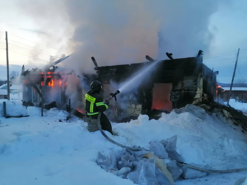 В Ковдорском округе, в СНТ «Северное сияние», около трех часов ночи 28 января вспыхнул дачный дом. Фото: Управление по ГОЧС и ПБ Мурманской области / vk.com/murman01