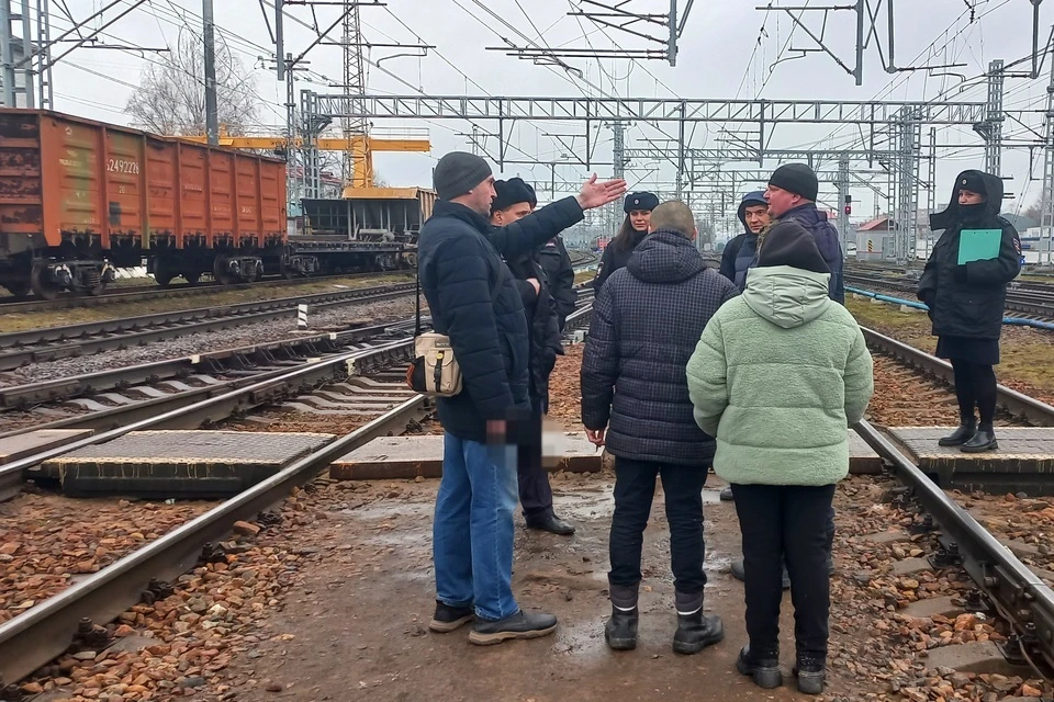 Переход железнодорожных путей в неположенном месте опасен. Фото: Пресс-служба Тверского линейного отдела МВД России на транспорте