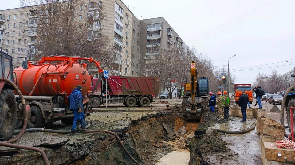 Трубу прорвало на улице Штеменко. фото: КВ