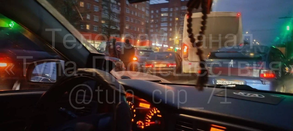 В Туле в Пролетарском районе образовалась пробка из-за ДТП. Фото: телеграм-канал "Тула. Происшествия".