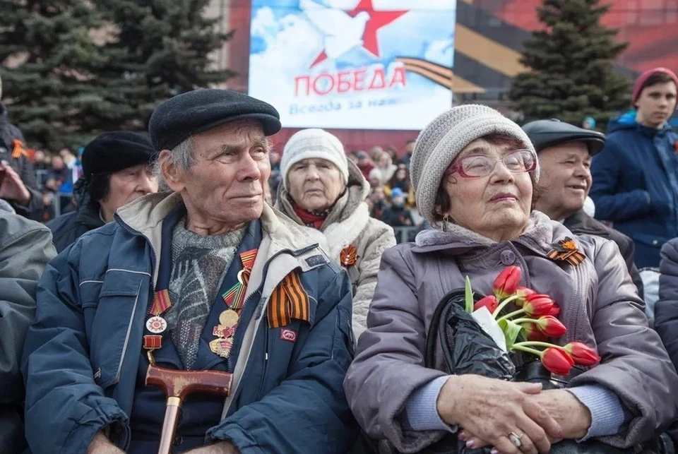 Каждый год 9 мая ветеранов приглашают на почетные места на праздничных трибунах.