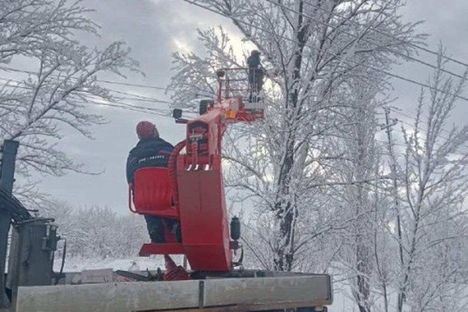 В Ростовской области энергетики продолжают ликвидацию последствий непогоды. Фото: правительство Ростовской области