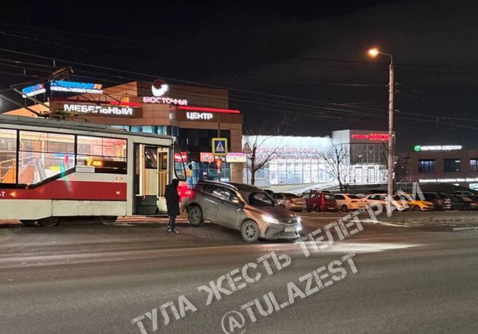 На Металлургов в Туле трамвай протаранил иномарку. Фото: "Тула Жесть".