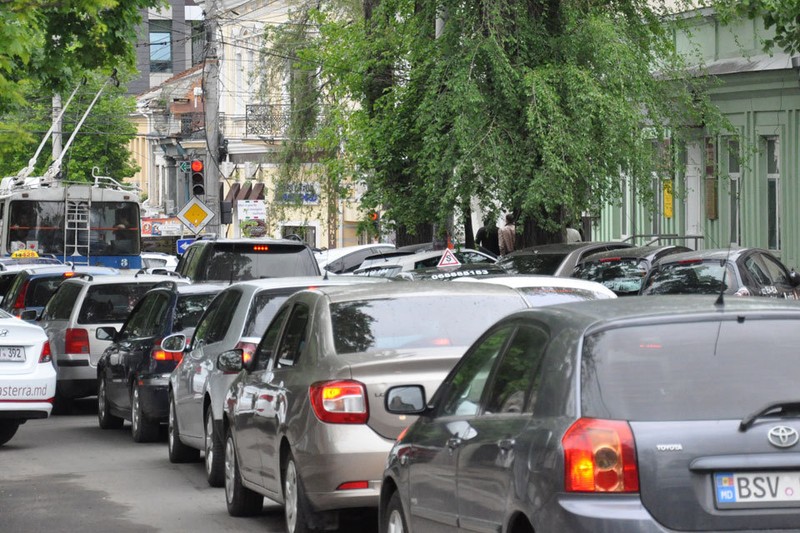 Плотность автомобилей в Кишиневе достигла критического уровня.
