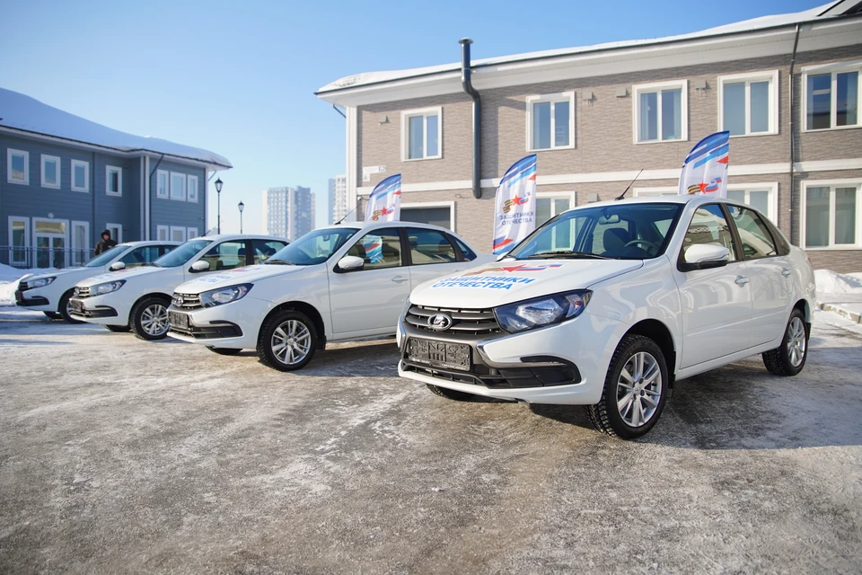 В Кузбассе участникам СВО вручили четыре автомобиля на ручном управлении.