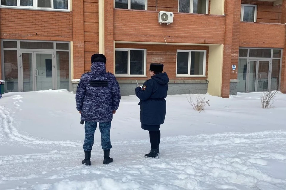 В Новосибирской области дольщики получили ключи от квартир после вмешательства приставов. Фото: ГУФССП России по Новосибирской области.