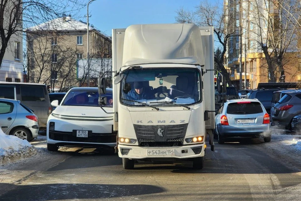 В Новосибирске на Державина столкнулись Li Auto и КАМАЗ