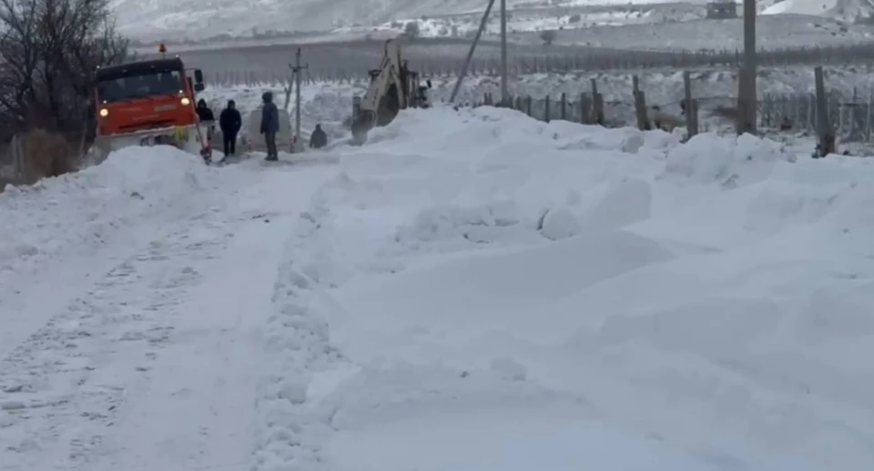 Снежные заносы затруднили проезд по дороге Судак-Миндальное-Солнечная Долина. Фото: Кирилл Чебышев/Tg