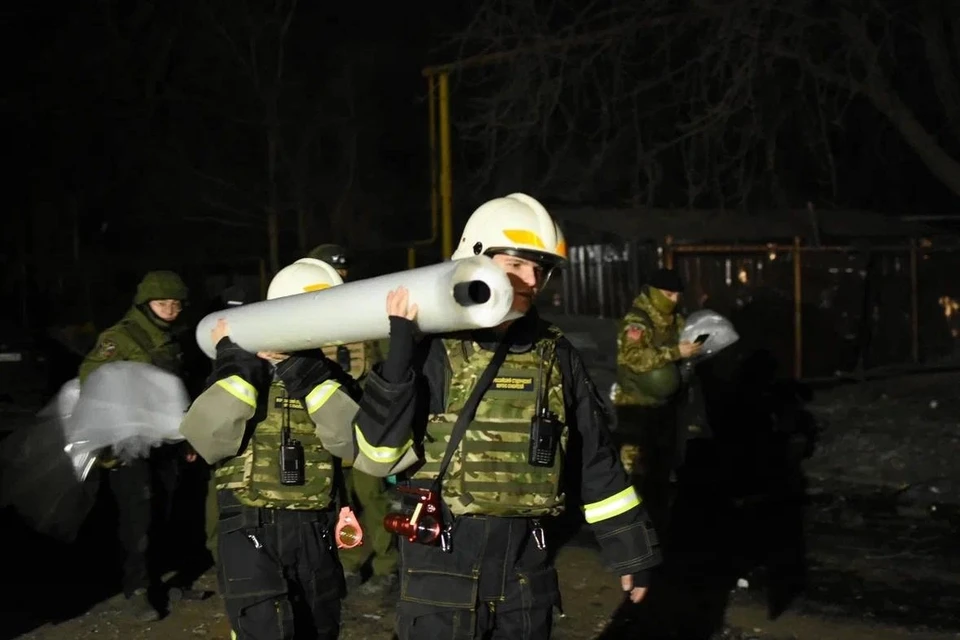 В центре Макеевки ликвидируют последствия обстрела ВСУ. Фото: t.me/makarov_kb