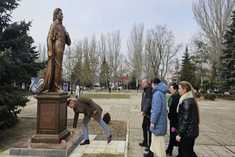 В Херсонской области под контролем России сохраняют памятники Пушкину и изучают его стихи. Фото: тг-канал Александра Дудки