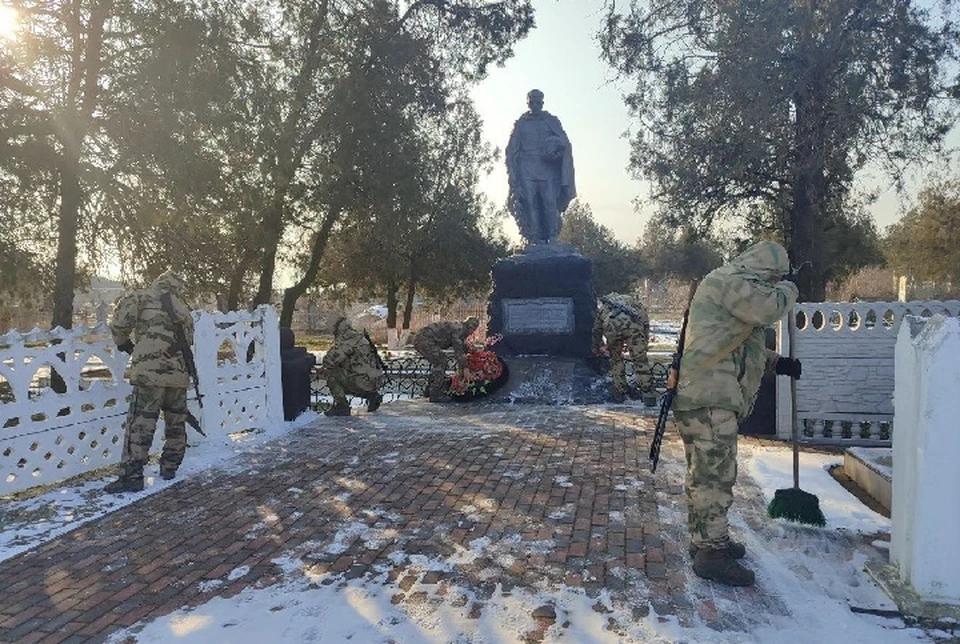 В Новотроицком округе Херсонской области 12 февраля благоустроили памятник Неизвестному солдату. ФОТО: администрация Новотроицкого МО