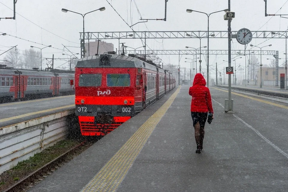 Вагон пригородного поезда сошел с рельсов на станции Ушаки.