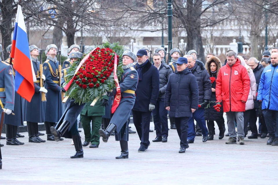 Владимир Якушев вместе с активистами «Боевого братства», МГЕР, «Волонтерской роты» и «Юнармии» почтил память воинов-интернационалистов. Фото: ER.RU