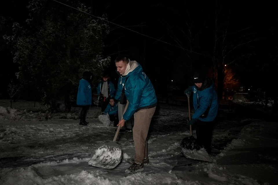 Молодежь ДНР помогла в расчистке снега в городах Республики. Фото: Минмол ДНР