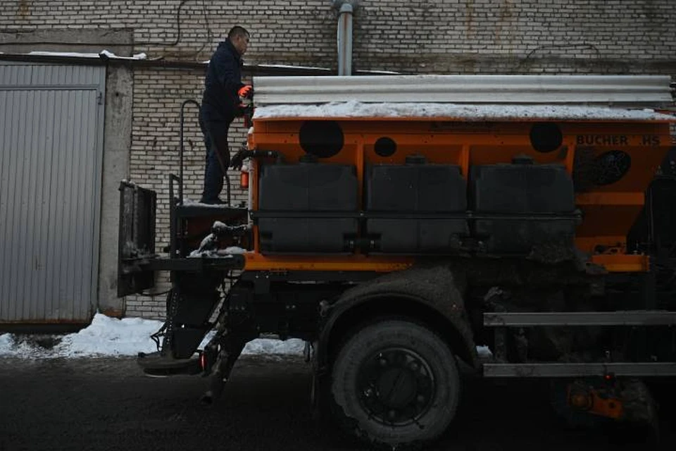 В Ростове коммунальщики ночью боролись с гололедом