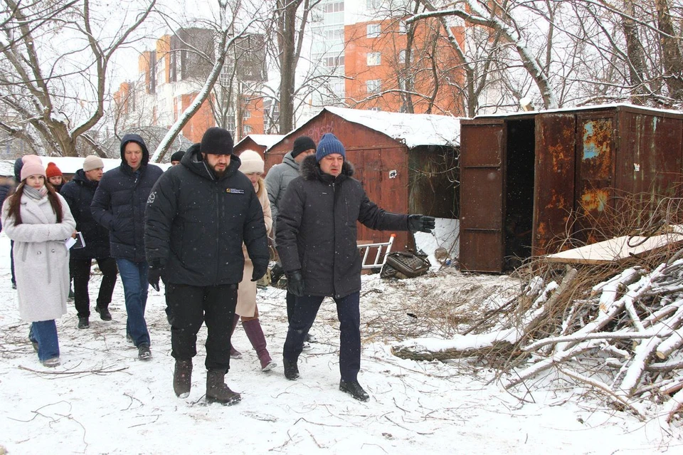 Халиков и Артемов осматривают участок на проезде Речников, где вместо гаражей должна возникнуть парковка и пешеходная тропа. Фото: администрация Рязани.