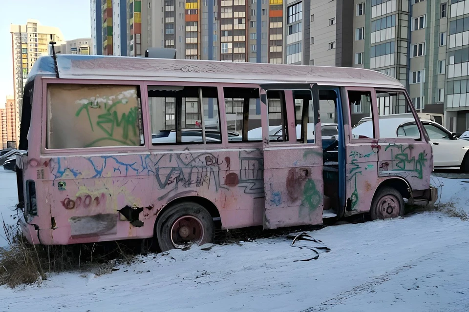 В Красноярске продолжается работа по вывозу брошенных авто. Фото: мэрия