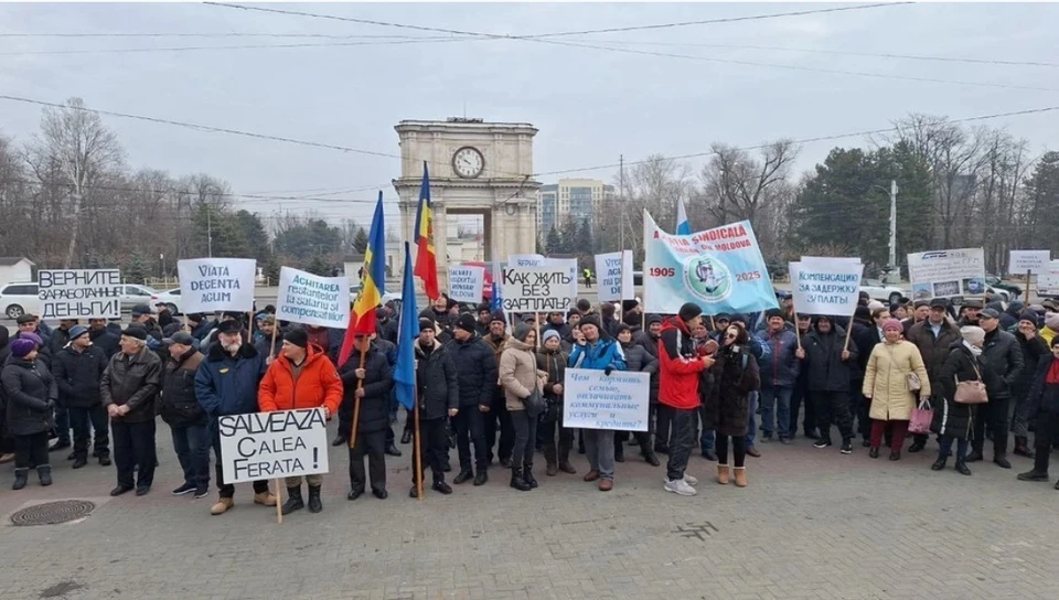 Железнодорожники, не получавшие зарплат с лета прошлого года, вышли на протесты.