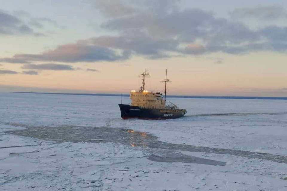 Судно ждет ледоколы