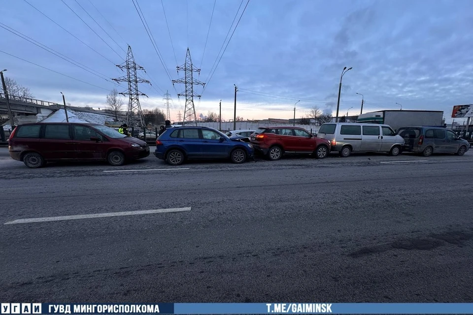 На МКАД столкнулись пять иномарок. Фото: УГАИ ГУВД Мингорисполкома.