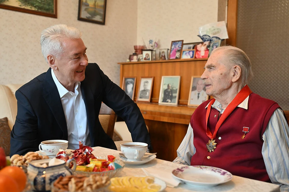 Сегодня, 21 февраля, мэр Москвы Сергей Собянин приехал домой к 102-летнему москвичу, участнику Великой Отечественной войны, Герою Советского Союза Борису Кравцову. Фото: Предоставлено пресс-службой мэра и правительства Москвы