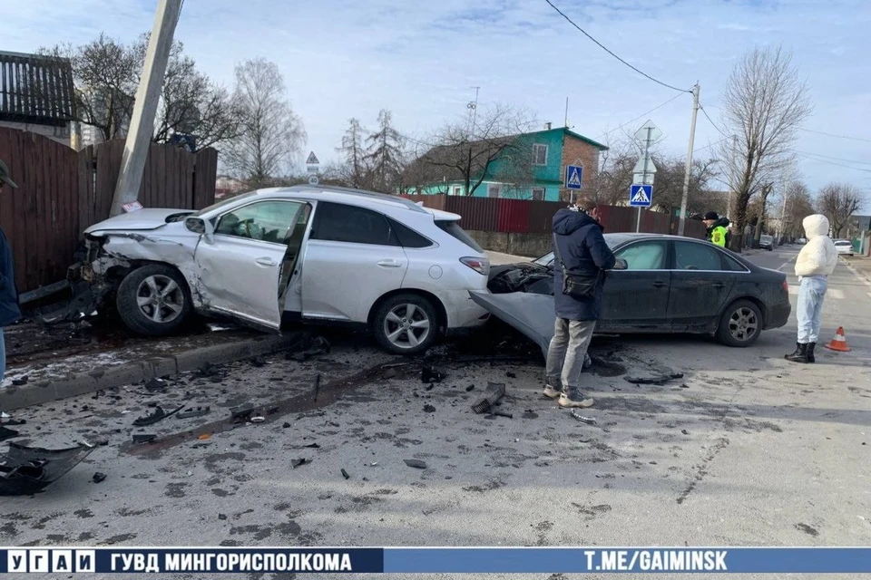 В Минске водитель Audi врезалась в Lexus, который откинуло за пределы дороги. Фото: телеграм-канал УГАИ ГУВД Мингорисполкома