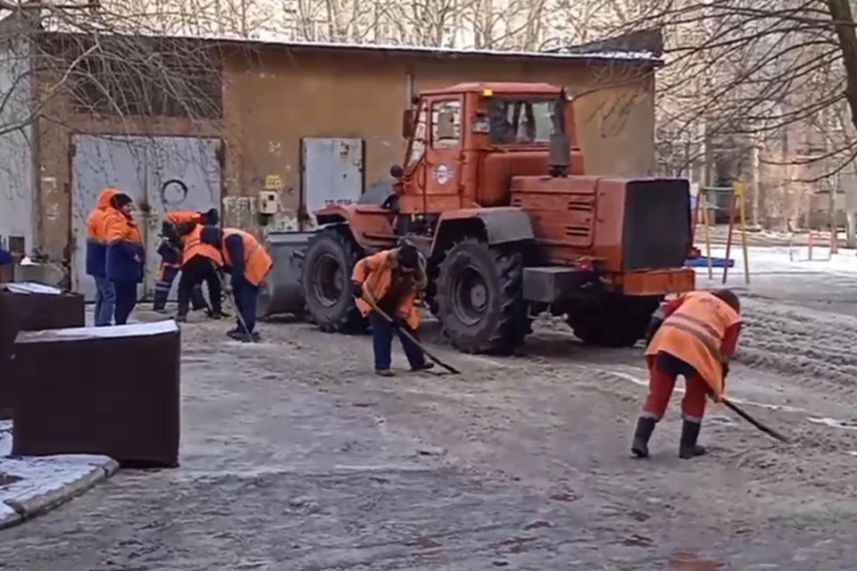 В Донецке разбили лед вокруг трансформаторной будки, где был риск затопления. Фото: ТГ/Пушилин