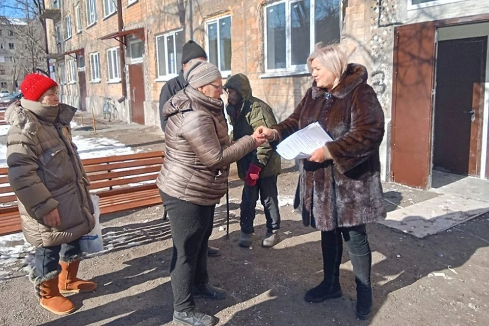 Жители многоквартирного дома в Авдеевке получили ключи от обновленного жилья. Фото: Департамент строительства и жилищной политики ЯНАО