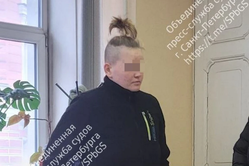 Москвичку оштрафовали за надписи на стендах фотовыставки в арке Главного штаба. Фото: Объединенная пресс-служба судов Петербурга