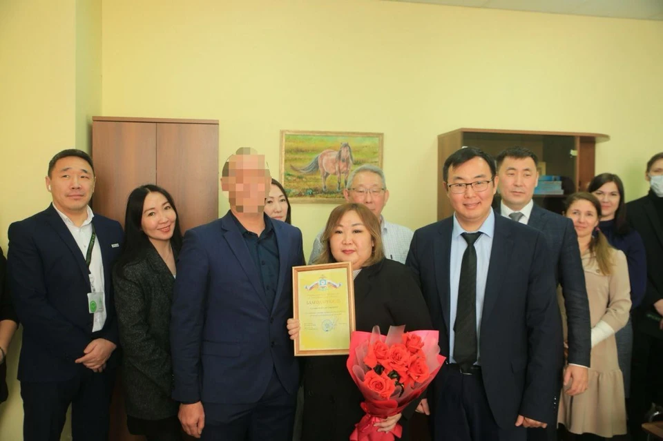 Сотрудники полиграфии и банка спасли пенсионерку от мошенников в Якутске Фото: МВД Якутска