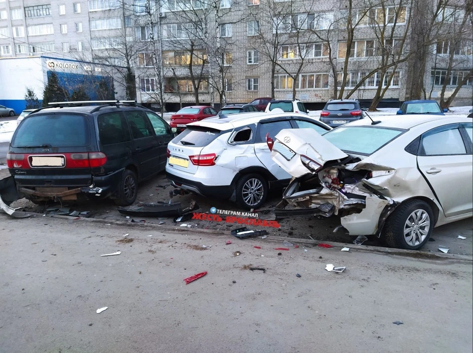 Ярославец врезался в припаркованные автомобили у «Дикона». Фото: "Жесть Ярославль"
