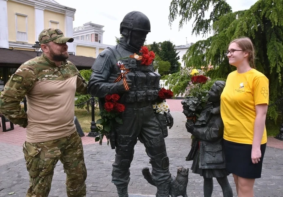 Памятник Вежливым людям