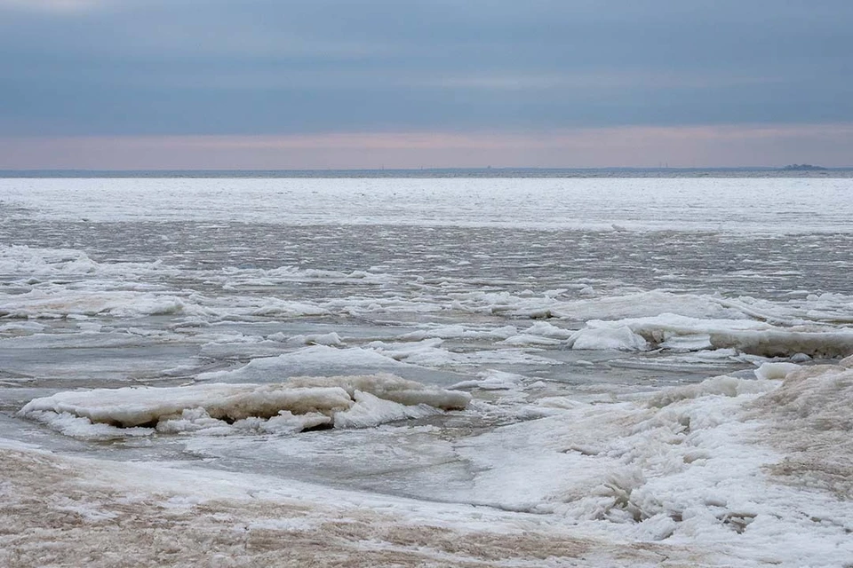 Рыбаки вышли на лед в условиях густого тумана.