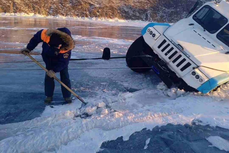 Вездеход провалился в ледовую трещину. Фото: Байкальский поисково-спасательный отряд МЧС России.