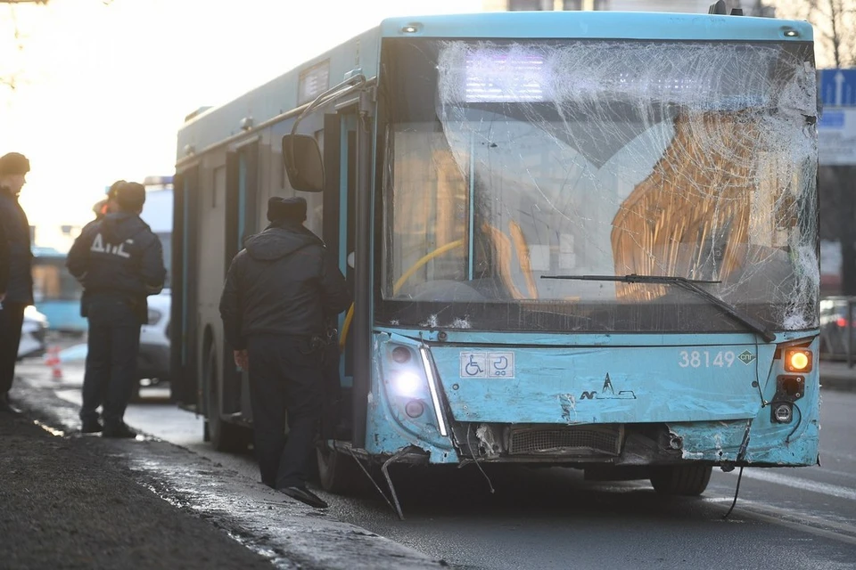 Еще одно уголовное дело возбудили после ДТП с лазурным автобусом в Петербурге.