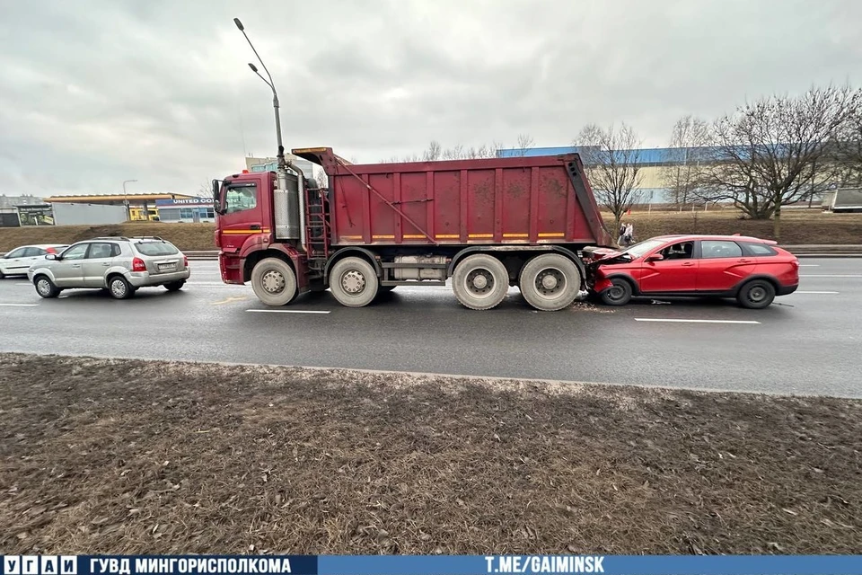 Две легковушки и «КАМАЗ» столкнулись на Партизанском проспекте в Минске. Фото: телеграм-канал УГАИ ГУВД Мингорисполкома