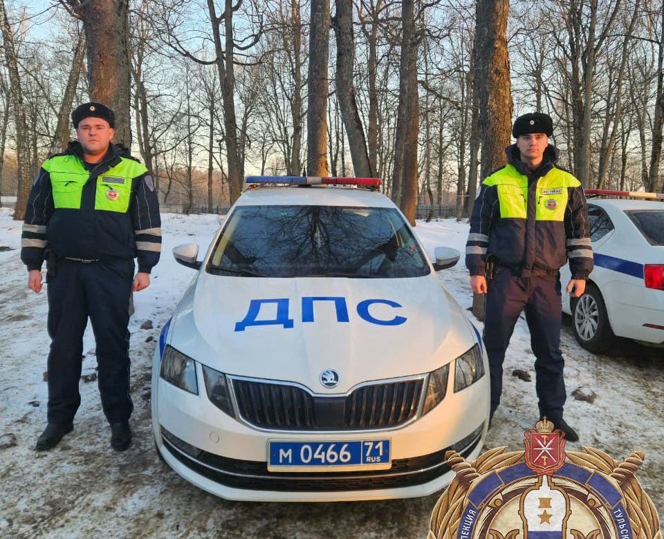 Тульские госавтоинспекторы помогли заглохшей на улице девушке с ребенком