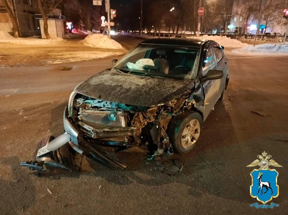 Chevrolet Cruze столкнулся с автомобилем Hyundai Solaris, который ехал на зеленый