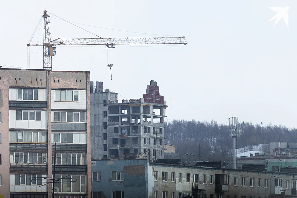 Последнее место Мурманск уступил Комсомольску-на-Амуре, где объем строительства квартир чуть хуже - 0,01 квадратных метра на душу населения.