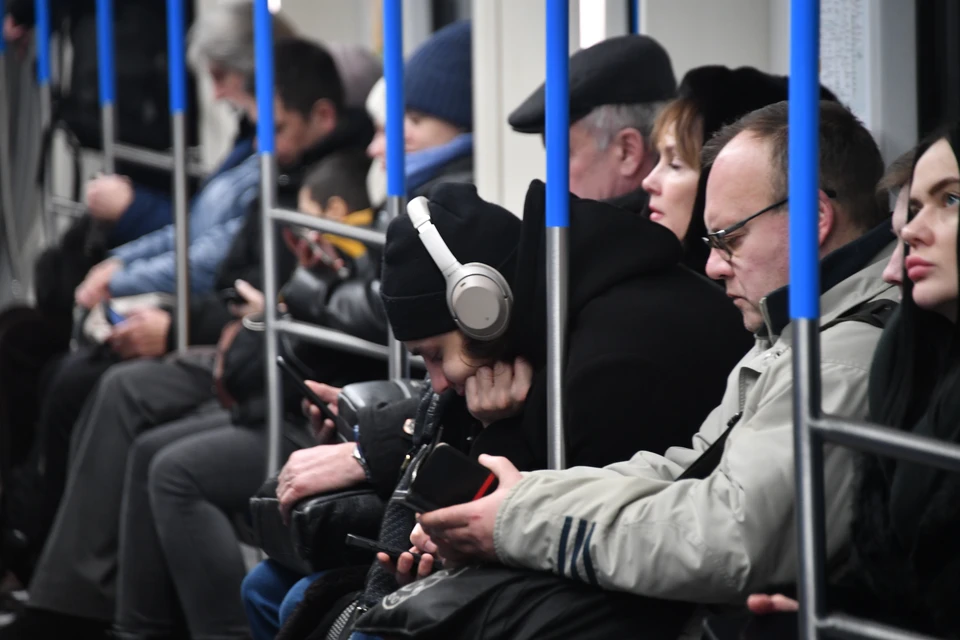 Со станции срочно эвакуировали около 300 человек.