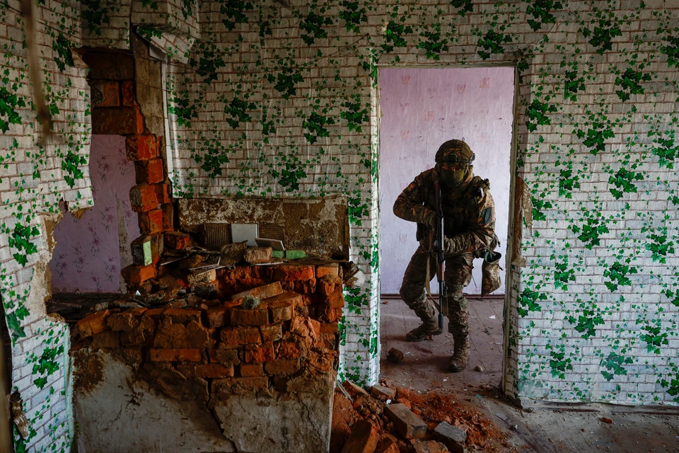 Боец Ларин: ВС РФ штурмовали позиции ВСУ в многоэтажке Дзержинска с кувалдой