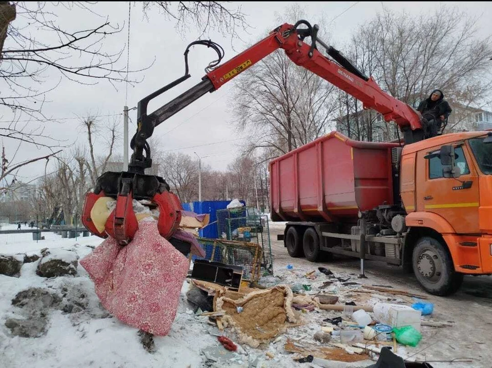 В Ульяновске очистили от громоздкого мусора 3 контейнерные площадки. ФОТО: тг-канал Центра по благоустройству и озеленению Ульяновска