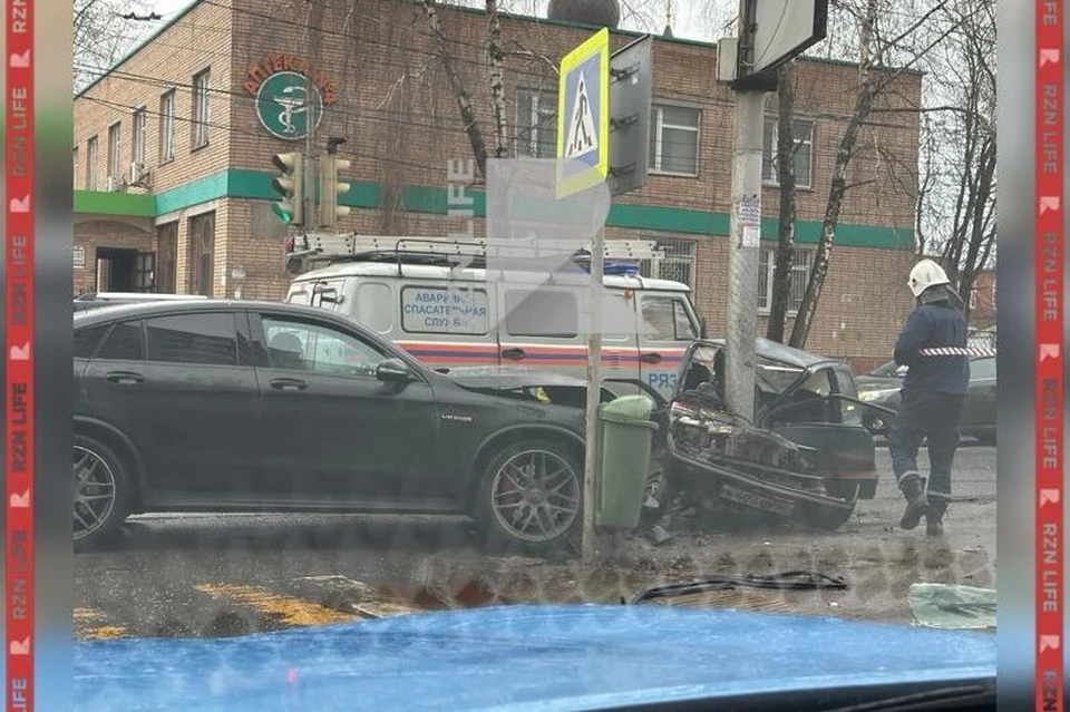 «Мерседес» впечатал в столб «Оку» на улице Семашко в Рязани. Фото: https://t.me/rznlifetg