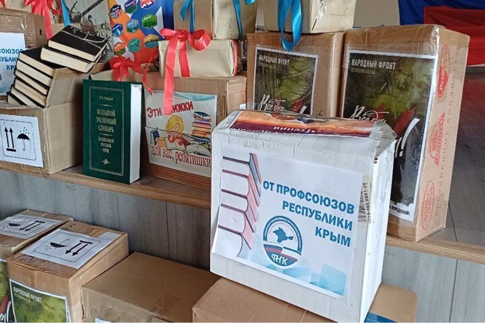 Тысяча книжных томов от крымских профсоюзов пришла в школу Каланчака. Фото: Народный фронт Крыма