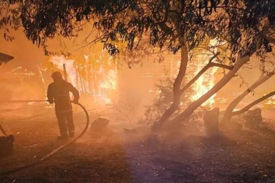 Дома и машины сгорели в Счастливцево. Фото: ГУ МЧС России по ХО