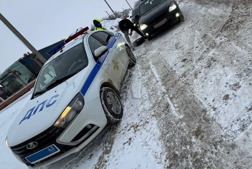 Полицейские быстро заменили колесо на запасное.