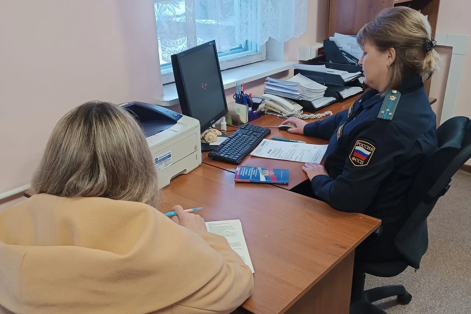 Под Новосибирском должница по алиментам пряталась от приставов в подполье. Фото: ГУ ФССП по Новосибирской области.