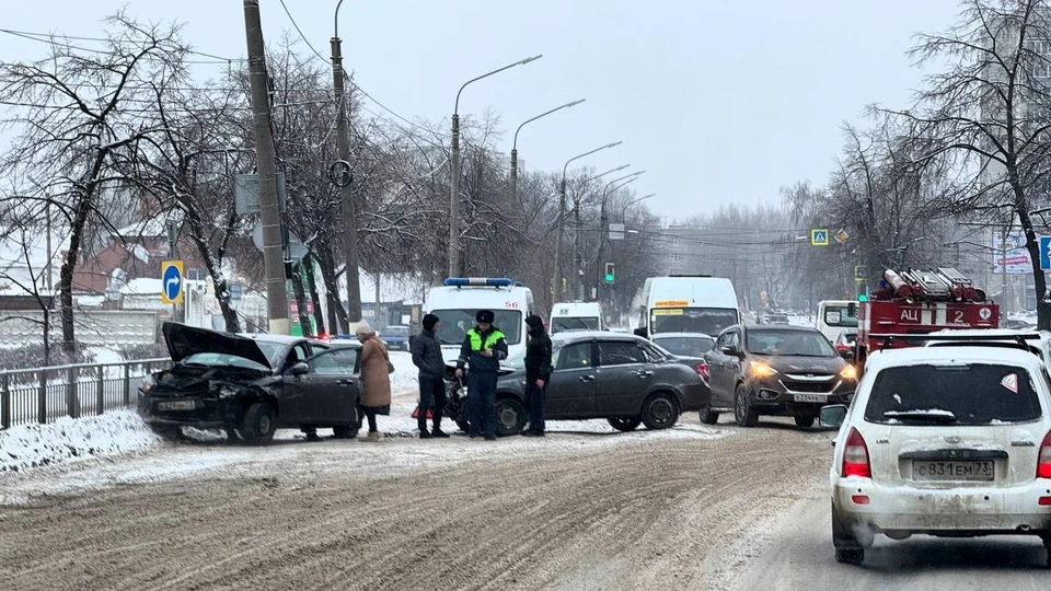В Ульяновске в аварии на Кирова 5 марта пострадала женщина-водитель | ФОТО: телеграм-канал Ульяновск с высоты