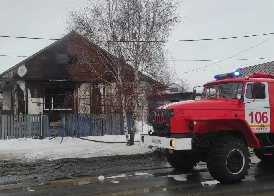 В Октябрьске на улице Ленина загорелся жилой дом. Фото: ГКУ СО «Центр по делам ГО, ПБ и ЧС»